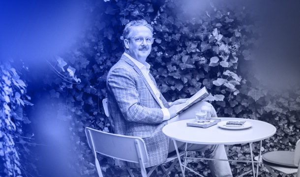 Vladan Hejnic sedí u stolu na zahradě, čte knihu a užívá si volný pátek.