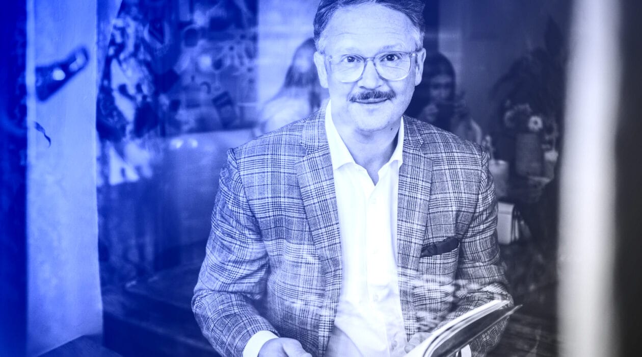 Vladan Hejnic s úsměvem drží knihu, symbol naděje a motivace.