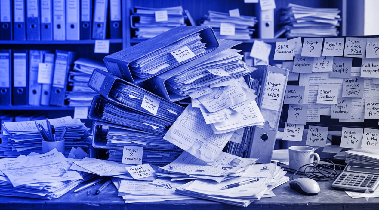 Chaos s dokumenty na stole, Vladan Hejnic v pozadí.